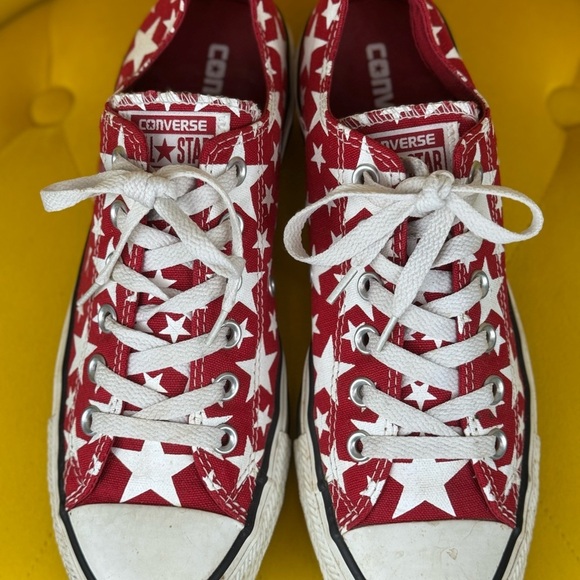 Converse All Star Red White Stars Low Top Sneakers Men's Sz 7 Women's 9 - Picture 2 of 7